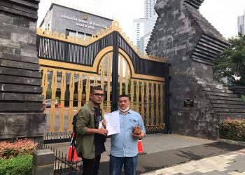 Ketua IWO Sumut Tengku Yudhistira dan kuasa hukumnya