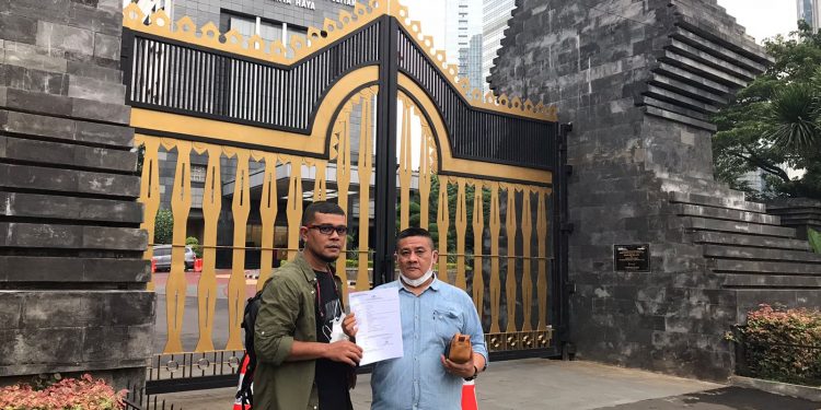 Ketua IWO Sumut Tengku Yudhistira dan kuasa hukumnya