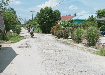 Jalan Menuju SMP N 1 Tak Pernah Diperbaiki, Warga Meranti Kesal dengan Surya-Taufik dan Anggota DPRD yang Tinggal di Daerah Itu