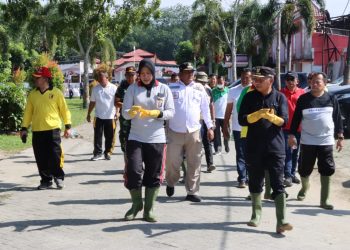 Bupati Asahan dan Wakapolres Ikut Membersihkan Sampah Seberat 13 Ton dari Selokan 