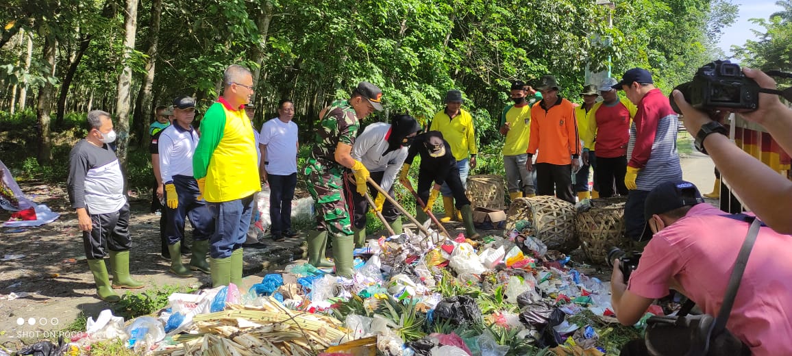 Bupati Asahan dan Wakapolres Ikut Meembersihkan Sampah Seberat 13 Ton dari Selokan