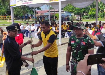 Ketua Bhayangkari Polres Asahan Ikut Andil Bersihkan Sampah dari Selokan di Kelurahan Selawan