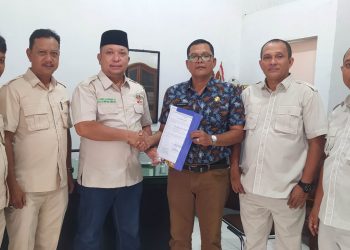 Kepala Badan Kesbangpol Labuhanbatu H Nilwansyah, SH saat menyerahkan surat terdaftar administrasi kepada pengurus DPC HKTI Labuhanbatu. 