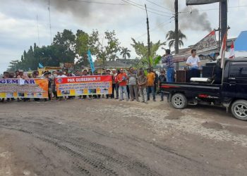 Warga saat melakukan unjukrasa turun ke jalan. 