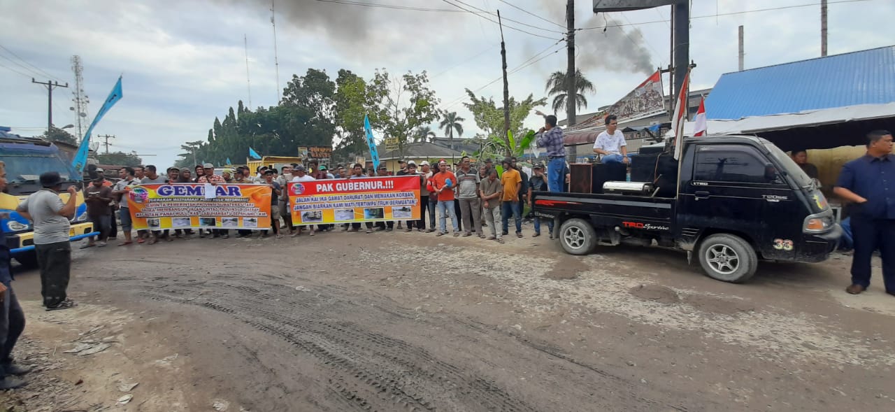 Warga saat melakukan unjukrasa turun ke jalan.