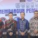 Pihak Kesbangpol Labuhanbatu berfoto bersama dengan ketua KPU Labuhanbatu dan Rektor ULB seusai acara. 