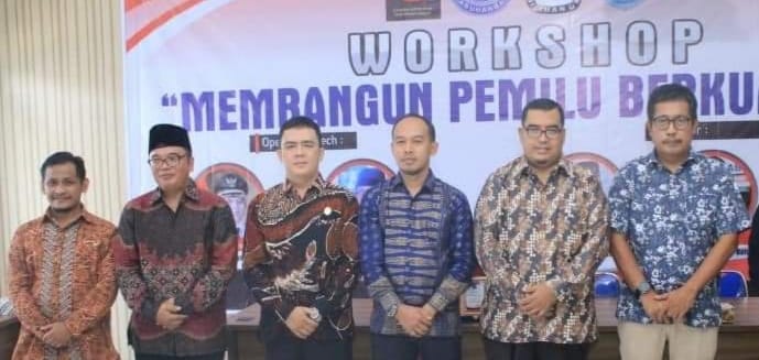 Pihak Kesbangpol Labuhanbatu berfoto bersama dengan ketua KPU Labuhanbatu dan Rektor ULB seusai acara. 