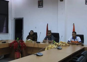 Assisten ll Pemkab Labuhanbatu Drs. Ikramsyah Putra, MM (tengah).