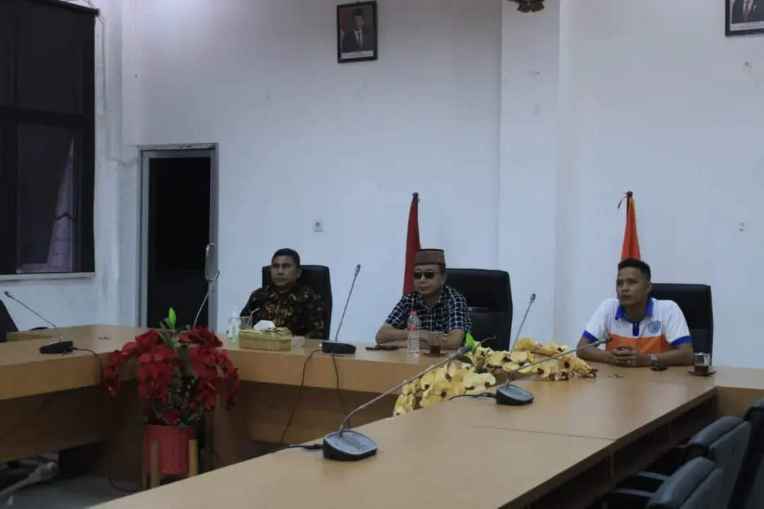 Assisten ll Pemkab Labuhanbatu Drs. Ikramsyah Putra, MM (tengah).
