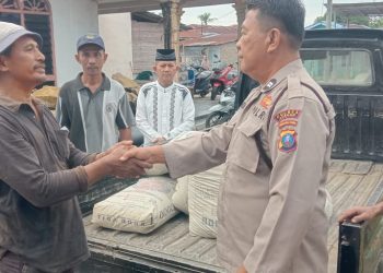 Melalui Kaposiyan Meranti, Kapolsek Kisaran Kota Serahkan 10 Sak Semen untuk Pembangunan Masjid Silaturahmi