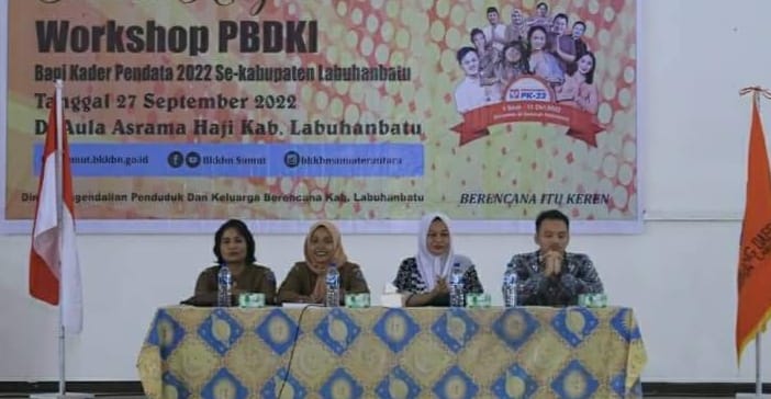 Kepala Bidang Dalduk LB Yulia Dana Saputri, S. Kep, Ners bersama narasumber lainnya pada kegiatan tersebut.