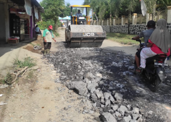 Manajemen PTPN III Kebun Karya Ambalutu dan Huta Padang Asahan Sosialisasikan Perbaikan Jalan Rusak