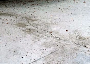 Walaupun Telah Ditambal, Proyek Rabat Beton Jalan Durian Jantung Makin Banyak Retak