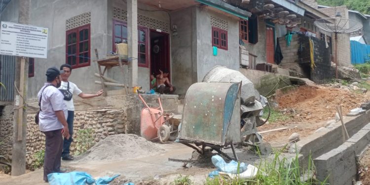 Warga sekitar, Faozanolo Bulolo (53) menyampaikan kekesalannya atas pembangunan Jalan Setapak di Blok C, yang diduga asal jadi.