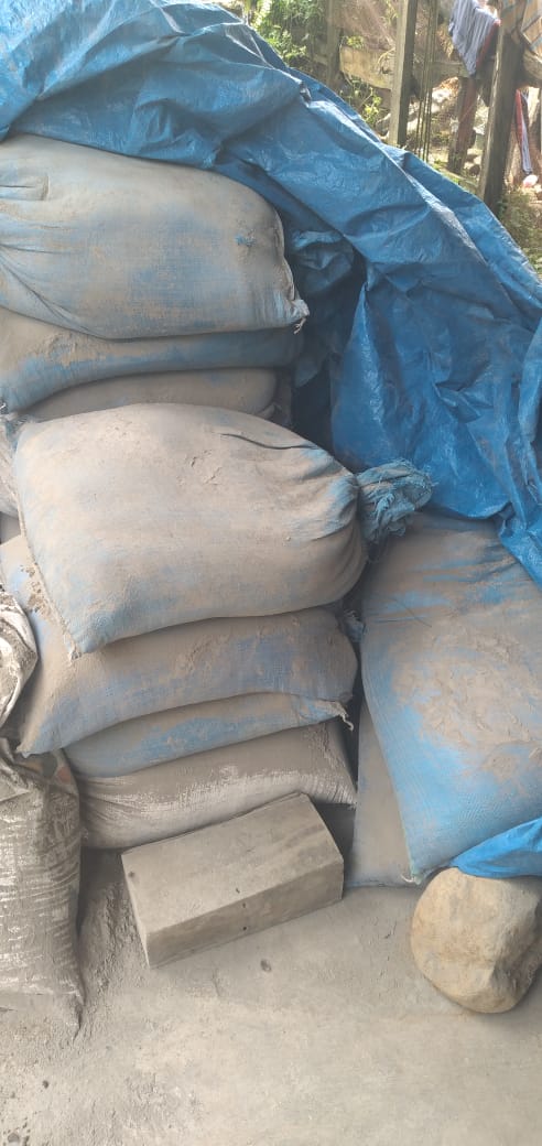 Penggunaan Semen tanpa merek dan dikemas dalam karung berwarna biru polos.