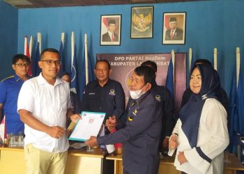 Sekretaris NasDem Labuhanbatu HM Arsyad Rangkuti saat menyaksikan penenerimaan berkas pendaftar pertama calon legislatif.