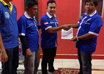 Ketua Gamki Labuhanbatu Tohap J Simanungkalit saat menyerahkan SK Panitia Natal kepada Bung Fredrik Seldani Simangunsong, SH didampingi pengurus. 