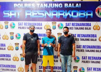 Tersangka narkoba saat di kantor polisi