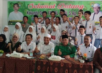 Anggota DPD RI, Dr H Faisal Amri foto bareng bersama Mahasiswa dan Pelajar serta hadirin lainnya.