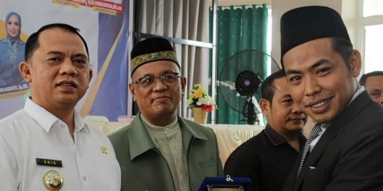 Bupati Labuhanbatu H Erik Adtrada Ritonga (kiri).