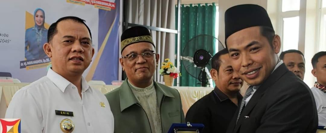 Bupati Labuhanbatu H Erik Adtrada Ritonga (kiri).