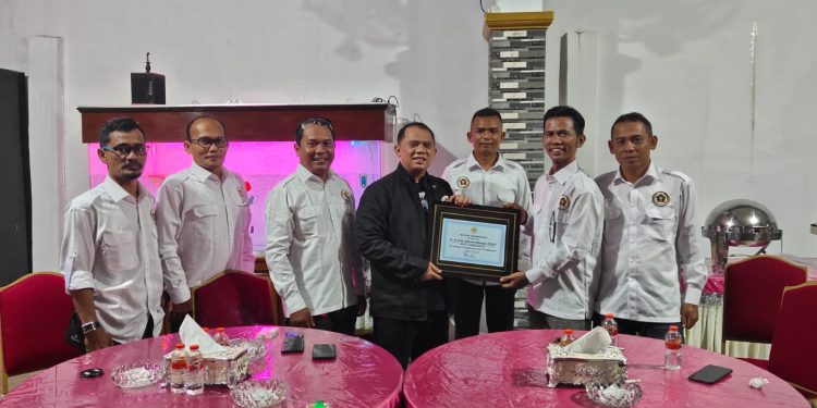 Bupati Labuhanbatu H Erik Adtrada Ritonga saat menerima kunjungan pengurus PWI Labuhanbatu.
