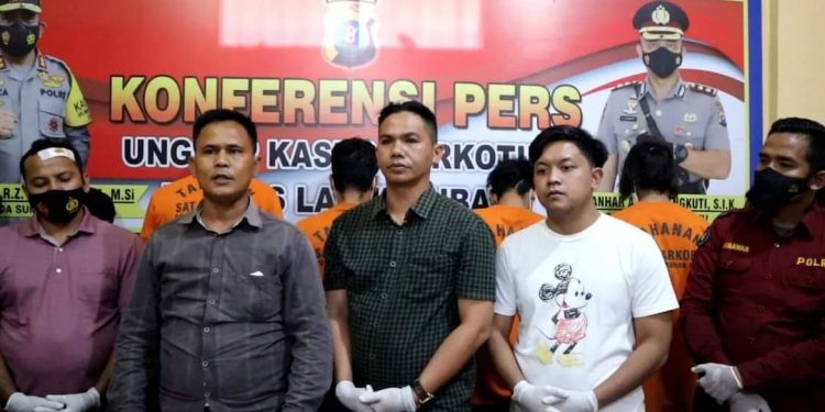 SatResNakoba saat memaparkan sejumlah tersangka dan barang bukti di Mapolres Labuhanbatu.