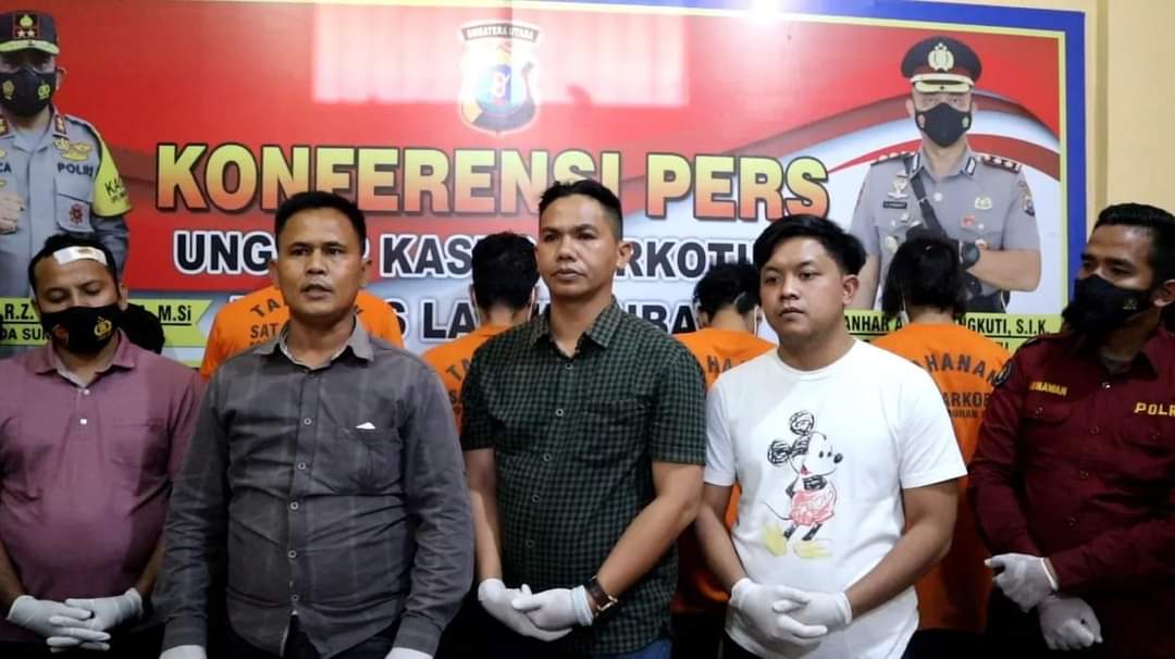 SatResNakoba saat memaparkan sejumlah tersangka dan barang bukti di Mapolres Labuhanbatu.