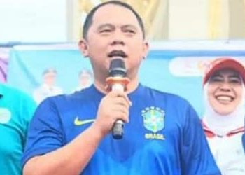 Bupati Labuhanbatu H Erik Adtrada Ritonga saat membacakan pemenang doorprize pada acara Car Free Day. 