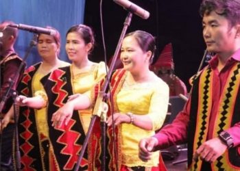 Pagelaran seni budaya dari etnis Nias saat tampil di pentas pameran HUT Pemkab Labuhanbatu. 