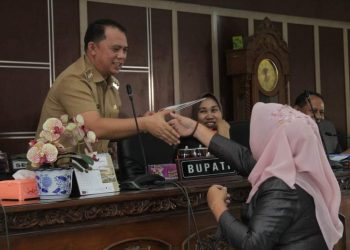 Bupati Labuhanbatu H Erik Adtrada Ritonga saat berada dalam Rapat Paripurna tersebut.