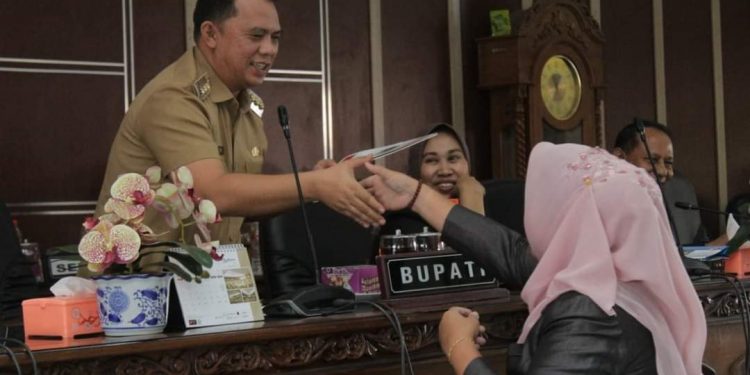 Bupati Labuhanbatu H Erik Adtrada Ritonga saat berada dalam Rapat Paripurna tersebut.