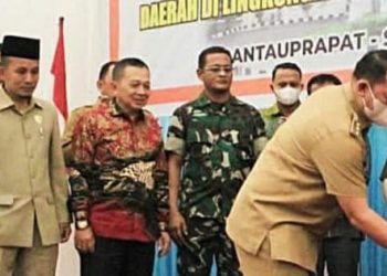 Bupati Labuhanbatu H Erik Adtrada Ritonga saat memukul gong pertanda diresmikankan program QRIS tersebut.