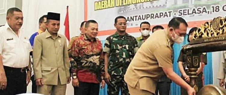 Bupati Labuhanbatu H Erik Adtrada Ritonga saat memukul gong pertanda diresmikankan program QRIS tersebut.