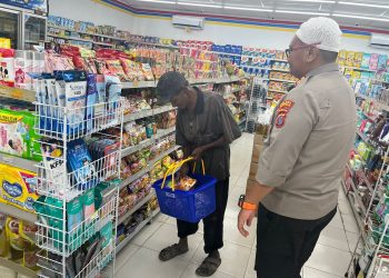 Baru Pertama Kali Terjadi di Kota Tanjungbalai, Kapolres Ajak Pemulung Belanja di Mini Market