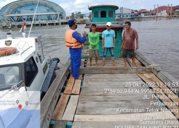 Satpolair Polres Tanjungbalai Periksa Kapal KM Rejeki Laut 77 