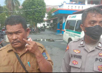 (Zatam/Taslab News) Leonard Kristofel Sihombing memperlihatkan pelipis matanya yang pecah.