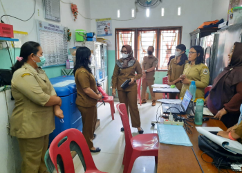 (Dzulfadli Tambunan/Taslab News)  Pj Bupati Tapteng berdialog dengan petugas Puskesmas Tukka. 