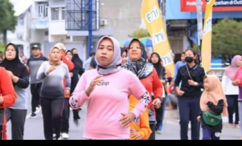 Sejumlah warga antusias mengikuti senam sehat car free day di Simpang Enam Rantauprapat.