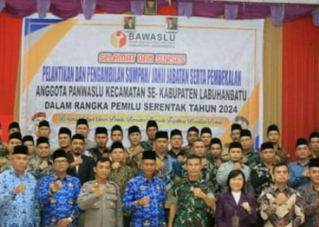 Anggota Panwaslu Kecamatan berfoto bersama seusai dilantik.