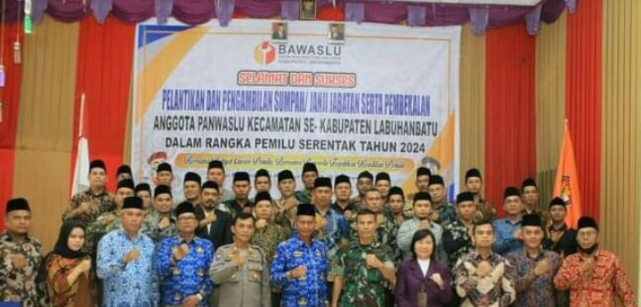Anggota Panwaslu Kecamatan berfoto bersama seusai dilantik.