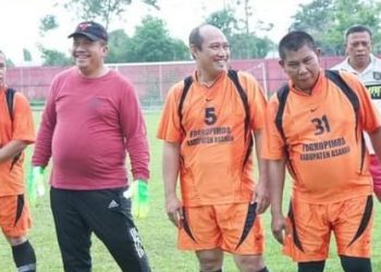 Wakil Bupati Asahan Taufik Zainal Abidin Siregar, S. Sos, MSi melakukan laga persahabatan sepak bola dengan OPD Plus