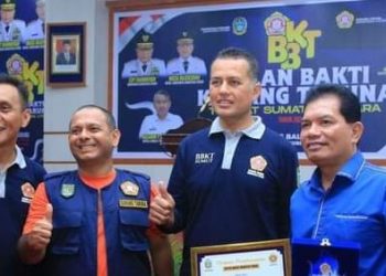 Wagubsu Berikan Penghargaan Terbaik II Tokoh Peduli Karang Taruna Provsu pada Bupati Asahan