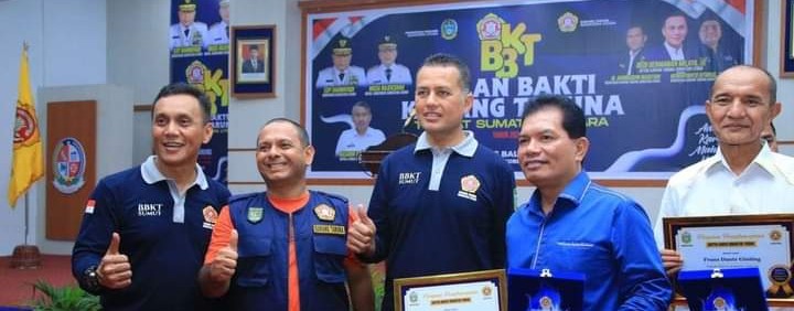 Wagubsu Berikan Penghargaan Terbaik II Tokoh Peduli Karang Taruna Provsu pada Bupati Asahan