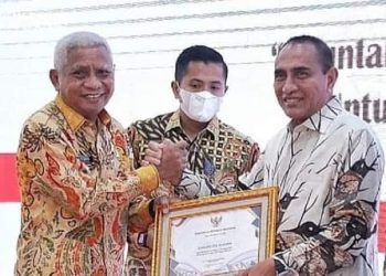 Gubsu Serahkan Penghargaan Opini WTP ke Bupati Asahan 