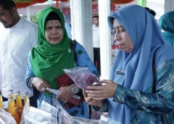 Ketua TP PKK Kabupaten Asahan Hj Titiek Sugharti Surya (kanan)