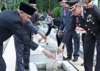 Pemerintah Kabupaten Asahan Peringati Hari Pahlawan Tahun 2022. Peringati Hari Pahlawan, Pemerintah Kabupaten Asahan menggelar Upacara Peringatan Hari Pahlawan ke-77 Tahun 2022 di Aula Melati Kantor Bupati Asahan, Kamis (10/11/2022). Upacara ini dipimpin langsung Bupati Asahan H. Surya, BSc dan ikuti oleh Wakil Bupati Asahan, Sekretaris Daerah Kabupaten Asahan, Para Asisten, Staf Ahli Bupati, OPD, Camat dan ASN di Lingkungan Pemerintah Kabupaten Asahan. Pada amanatnya Bupati Asahan membacakan pidato Menteri Sosial RI Tri Rismaharini. Beliau mengatakan teladan dari para pahlawan bangsa yang telah merasuk sukma, kiranya menjadi semangat kita di Peringatan Hari Pahlawan tahun ini. "Dengan semangat “Pulih Lebih Cepat, Bangkit Lebih Kuat”, peringatan Hari Pahlawan 2022 diharapkan dapat terus memberikan energi tambahan untuk menggugah kesadaran segenap elemen bangsa untuk terus bersatu dan membantu sesama tanpa memandang sekat. Janganlah kita mau untuk dipecah belah, ingatlah Seloka Bhinneka Tunggal Ika", ucapnya. Beliau juga mengatakan mari kita jadikan momentum Peringatan Hari Pahlawan 2022 untuk memperkuat persatuan dan kesatuan bangsa, saling menghargai satu sama lain, mengisi kemerdekaan dengan menjadi Pahlawan yang dimulai dari diri sendiri, keluarga, lingkungan sekitar dan seterusnya serta jadikanlah semangat dan nilai-nilai kepahlawanan sebagai inspirasi dalam setiap langkah hidup dan kehidupan kita bersama. Selanjutnya beliau mengajak, kita semua untuk sama-sama mengenang dan menghormati perjuangan para Pahlawan, bersama kita bangun ingatan kolektif bangsa agar dapat implementasikan semangat dan nilai-nilai luhur Pahlawan serta bersama-sama kita perkuat persatuan dan kesatuan bangsa dalam Negara Kesatuan Republik Indonesia, yang merupakan Amanat Pahlawan Bangsa. "Ayo kita berantas kebodohan, perangi kemiskinan dan upaya pecah-belah bangsa untuk mewujudkan masyarakat adil dan makmur. Kita lawan paham radikal, kita tumbuh kembangkan semangat gotong royong untuk menyongsong masa depan yang cerah. Pahlawan akan menjadi teladan bagi kita mengarungi masa-masa penuh tantangan, teladan bagi kita menata masa depan dan menjadi Pemenang. Selamat Hari Pahlawan Tahun 2022", ujar beliau menutup pidatonya. Setelah usai melaksanakan upacara Hari Pahlawan ke-77 Bupati Asahan melakukan ziarah makam ke Taman Makam Pahlawan bersama dengan Dandim 0208/Asahan, Danlanal TBA, Kapolres Asahan, Kajari Asahan dan Ketua PN Kisaran. #diskominfoasahan #diskominfosumut #dinaskomunikasidaninformatika #kominfo #kominfoasahan #pemkabasahan #kotakisaran #beritaterkini #berita #beritapemerintahan #pemerintahanindonesia #pemerintahan #indonesia #kabupatenasahan