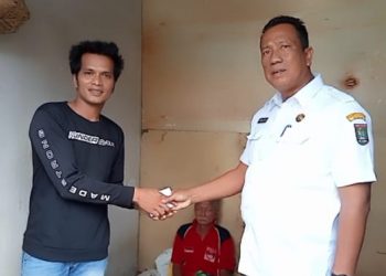 Kadis PUPR Asahan Menyerahan Santunan Rp5 Juta dari Bupati ke Buyung Lubis