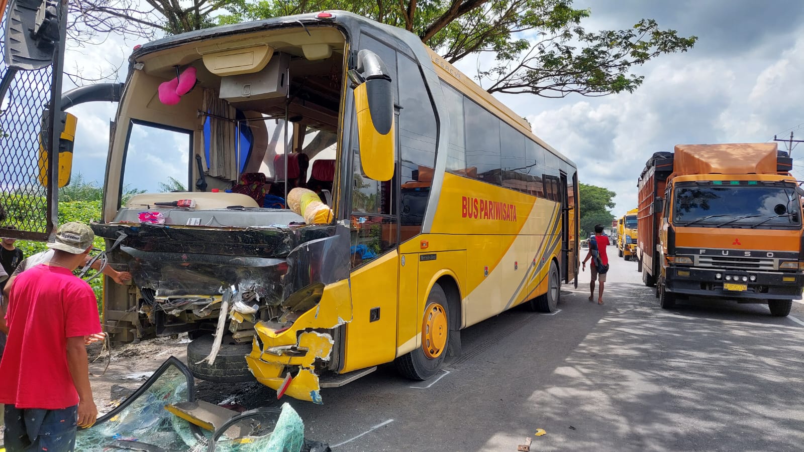 Tabrakan Beruntun Sepedamotor, Bus Pariwisata dan Truk di Asahan