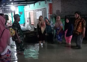 Lurah Sidomukti Bersama Babinsa Pantau Warga yang Kebanjiran